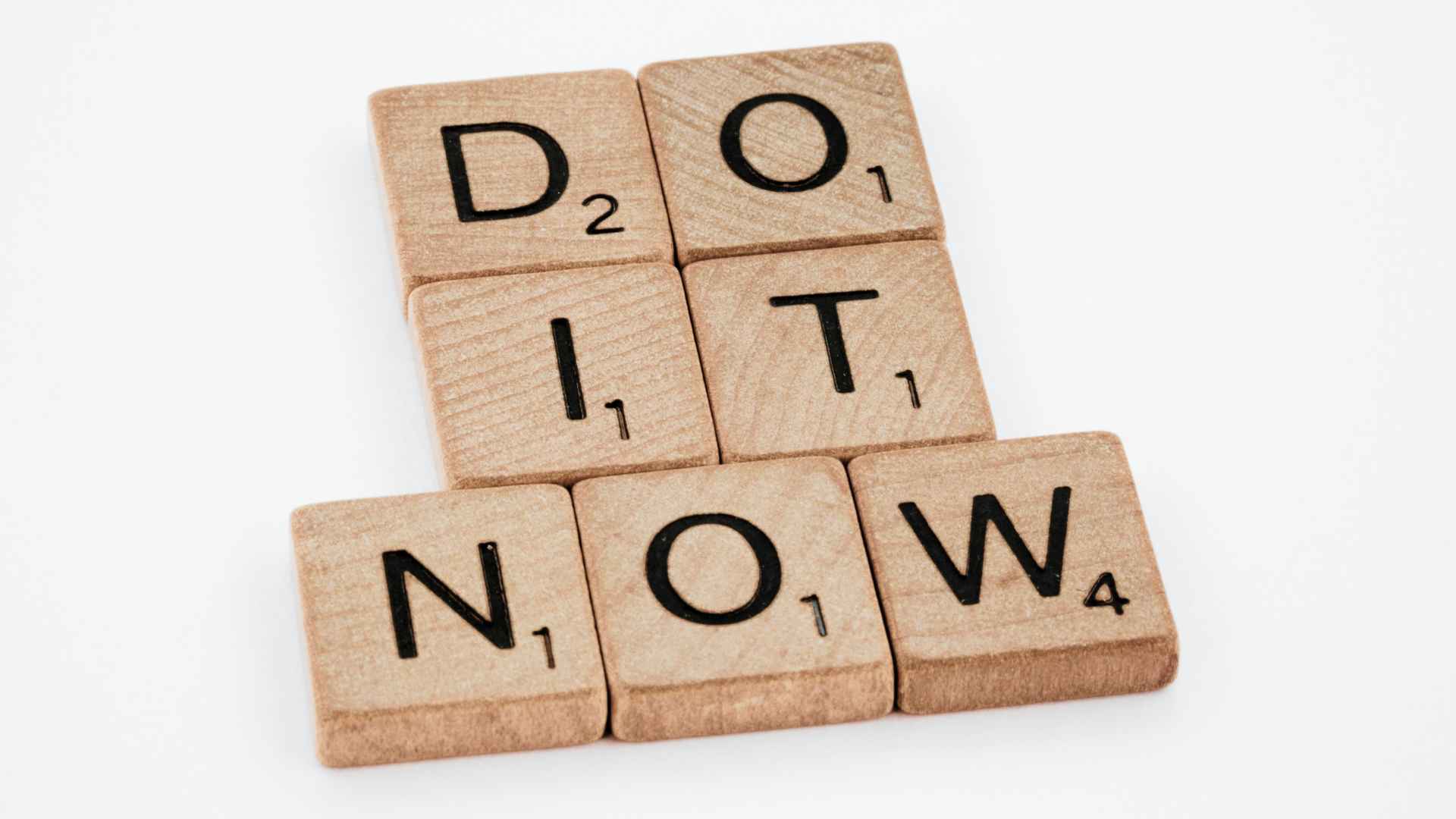 tessere dello scarabeo con scritta "do it now" invito ad usare il metodo GTD di David Allen